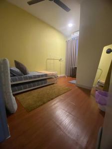 Ένα ή περισσότερα κρεβάτια σε δωμάτιο στο Rumah Tamu YZ +2 φωτογραφίες