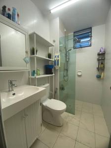 Ένα μπάνιο στο Rumah Tamu YZ