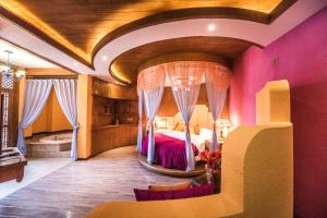 丽江Gucheng Lanshe Designer Garden B&B的卧室配有床和浴缸