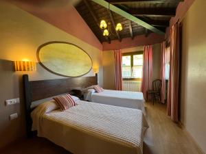 A bed or beds in a room at La Quintana de Villar Még 37 kép