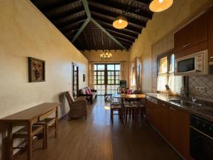 A kitchen or kitchenette at La Quintana de Villar