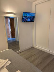 A television and/or entertainment centre at Lorentz Holiday Home