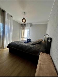 a bedroom with a bed with a blue ribbon on it at Appartement à 10 min de Strasbourg in Strasbourg