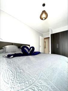 a bedroom with a large bed with blue blankets at Appartement à 10 min de Strasbourg in Strasbourg +3 photos