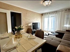 a living room with a dining table and a couch at Appartement à 10 min de Strasbourg in Strasbourg