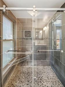 een badkamer met een douche met een glazen deur bij Historic William Smith House -- Pet Friendly, Grill, Wifi, Fire Pit, Deck, Family Friendly, Town Location, King Bed, Creekside in Berkeley Springs +32 foto's