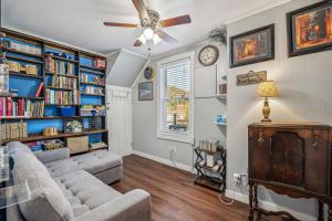 een woonkamer met een bank en een plafondventilator bij Historic William Smith House -- Pet Friendly, Grill, Wifi, Fire Pit, Deck, Family Friendly, Town Location, King Bed, Creekside in Berkeley Springs