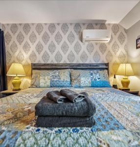 een slaapkamer met een bed met twee handdoeken erop bij Historic William Smith House -- Pet Friendly, Grill, Wifi, Fire Pit, Deck, Family Friendly, Town Location, King Bed, Creekside in Berkeley Springs