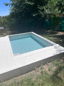 ein leerer Pool in einem Hof mit in der Unterkunft cabañas La Amelia Premium con piscina privada 2 personas in Mina Clavero