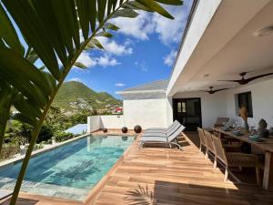 Casa con piscina, mesa y sillas en Villa Serenity, en Cul de Sac