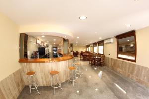 A restaurant or other place to eat at Hotel Albanta