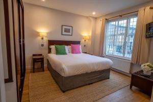 Giường trong phòng chung tại County Hotel +154 ảnh