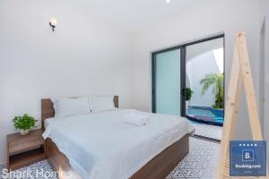 a bedroom with a large bed and a balcony at Shark Villa 160 - Đi Bộ Ra Cột Cờ Bãi Sau Thùy Vân - Free Bida - Loa Karaoke in Vung Tau