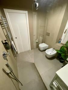 A bathroom at PRIVATEHOUSEINROME Még 11 kép
