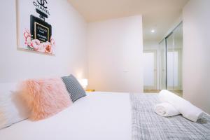 Postel nebo postele na pokoji v ubytování Lv61 SkyHigh CityView Comfort Cozy 1BR Retreat + 28 fotografií