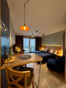 Sala de estar con cama y mesa de comedor en B12 Apartments by Marina Gdańsk - Old Town, en Gdansk