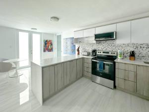 Η κουζίνα ή μικρή κουζίνα στο New Boutique House with Pool near the Beach