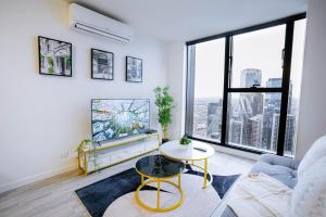 TV a/nebo společenská místnost v ubytování Lv61 SkyHigh CityView Comfort Cozy 1BR Retreat