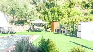 a backyard with a swimming pool and a gazebo at Villa el manantial in El Bosque