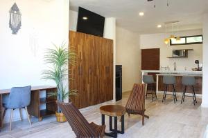 a kitchen with a table and chairs and a counter at Aktun Bacalar in Bacalar