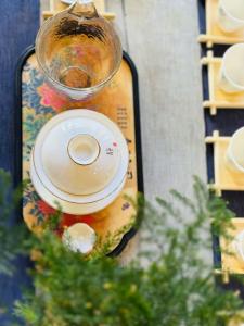 Gucheng Lanshe Designer Garden B&B的咖啡和沏茶工具