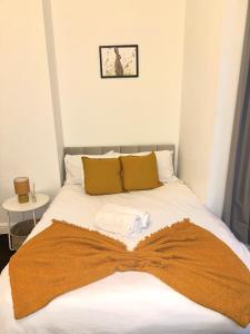 a bedroom with a bed with a blanket on it at Large 2 bed apt in Peterborough city centre in Peterborough
