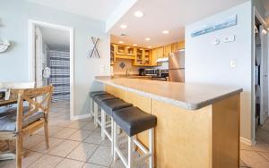 Η κουζίνα ή μικρή κουζίνα στο Island Winds West 578 condo