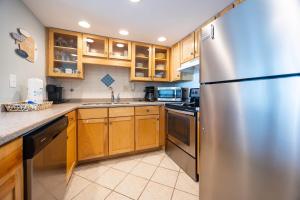 Η κουζίνα ή μικρή κουζίνα στο Island Winds West 578 condo