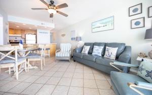 Χώρος καθιστικού στο Island Winds West 578 condo