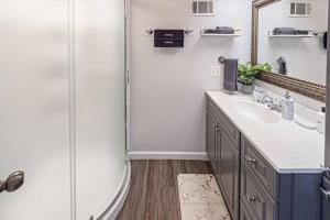 Ένα μπάνιο στο Glamorous Renovated Modern Home +36 φωτογραφίες