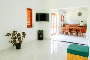 TV a/nebo společenská místnost v ubytování Tranquillity Villa