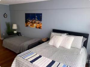 Ένα ή περισσότερα κρεβάτια σε δωμάτιο στο Condo Close to Stadium and Free Parking +18 φωτογραφίες