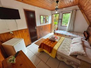 Cama ou camas em um quarto em Pousada Colibri Serrano