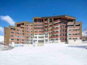 un grande condominio in mezzo alla neve di Pierre et Vacances Les Bergers au Pied des pistes & Piscine -Sauna & Balcon Sud a LʼAlpe-dʼHuez