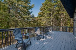 Gallery image of Mountain View Hideaway -- Pet Friendly, Grill, Wifi, Fire Pit, Deck, Screen Porch, Family Friendly, Game Room, Wood Stove in Morton Grove