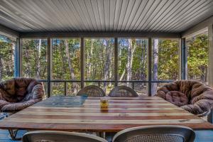 Gallery image of Mountain View Hideaway -- Pet Friendly, Grill, Wifi, Fire Pit, Deck, Screen Porch, Family Friendly, Game Room, Wood Stove in Morton Grove