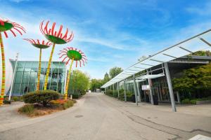 a building with a bunch of flowers in front of it at Vibrant 2bed Condo - Stroll to SEA Space Needle in Seattle