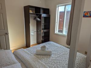 Postel nebo postele na pokoji v ubytování Comfy apartment close to Metro Monk station with self check in