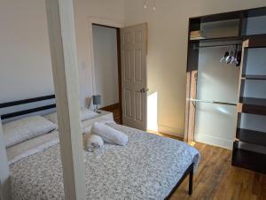 Postel nebo postele na pokoji v ubytování Comfy apartment close to Metro Monk station with self check in