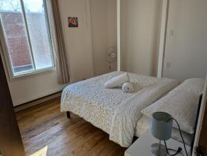 Postel nebo postele na pokoji v ubytování Comfy apartment close to Metro Monk station with self check in