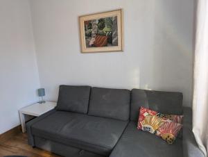 Posezení v ubytování Comfy apartment close to Metro Monk station with self check in