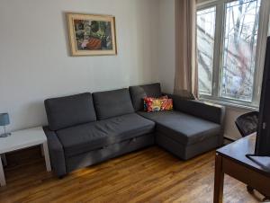 Posezení v ubytování Comfy apartment close to Metro Monk station with self check in