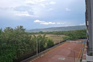 a view of a tennis court from a building at Arriendo Apto Peña Azul La Aldea in Ricaurte