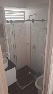 a bathroom with a glass shower and a toilet at Arriendo Apto Peña Azul La Aldea in Ricaurte