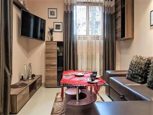 Televízia a/alebo spoločenská miestnosť v ubytovaní Apartament Familijny Tatrzański