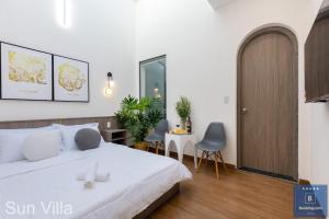 Postel nebo postele na pokoji v ubytování Sun Villa Resort Mini - Trệt Không Lầu - Full Giải Trí