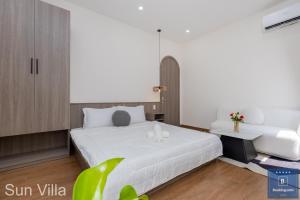 Postel nebo postele na pokoji v ubytování Sun Villa Resort Mini - Trệt Không Lầu - Full Giải Trí