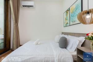 Postel nebo postele na pokoji v ubytování Sun Villa Resort Mini - Trệt Không Lầu - Full Giải Trí