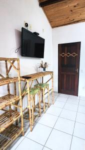 Uma TV ou centro de entretenimento em Pousada Pitaya Maresias
