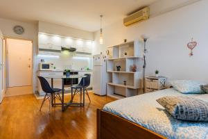 Η κουζίνα ή μικρή κουζίνα στο Flex SelfCheckIns 120 - Zagreb - Studio Apartment - Loggia